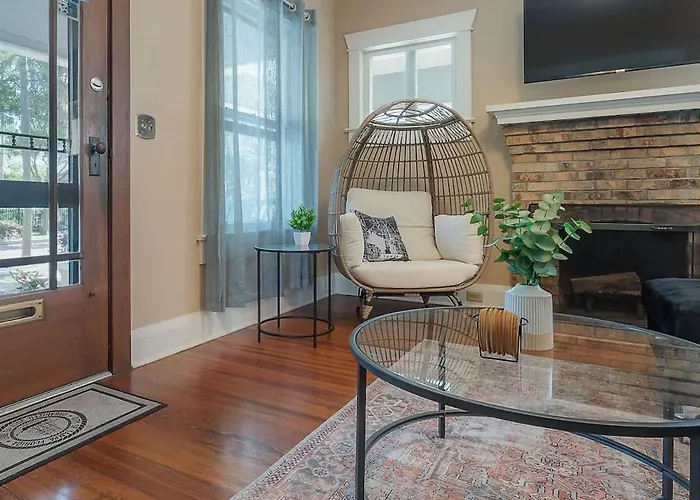 Historic & Cozy Bungalow By Downtown