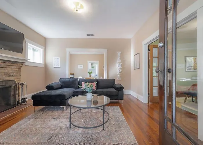 Historic & Cozy Bungalow By Downtown