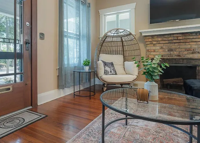 Historic & Cozy Bungalow By Downtown