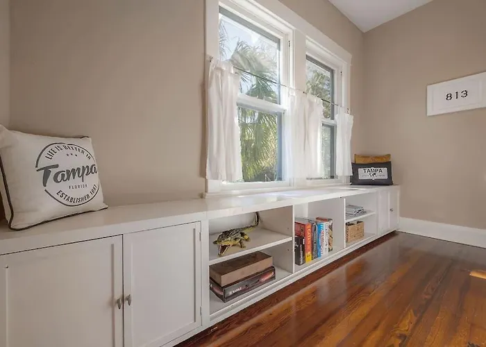 Historic & Cozy Bungalow By Downtown